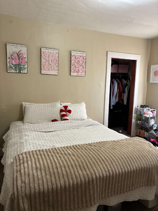 Building Photo - 4 Bed 2 Bath close to UWEC!