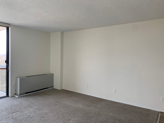 Building Photo - Sunny Studio in Downtown Rockville - ALL U...