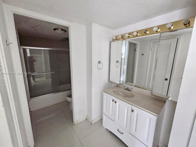 Building Photo - 18021 Biscayne Blvd