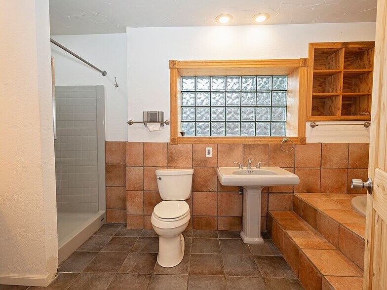 Building Photo - 6033 Rio Vista Ave