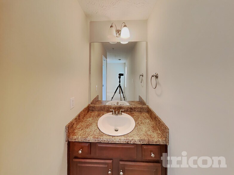 Building Photo - 1024 Weatherwood Pl NE