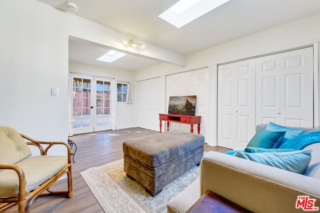 Building Photo - 8838 Rosewood Ave