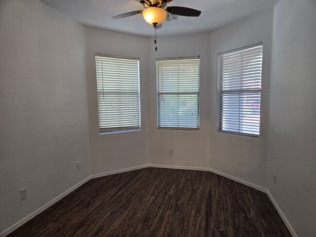 Building Photo - Spacious 4 bed, 3 full bath home in New Ri...