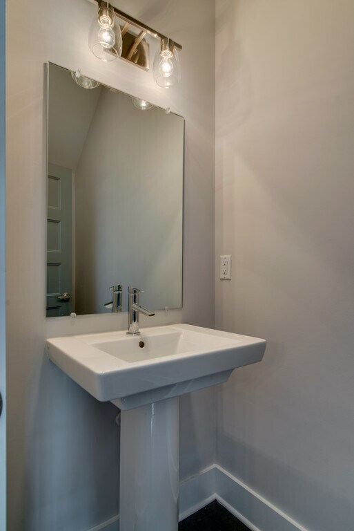 Building Photo - East Nashville Townhome Available Now!