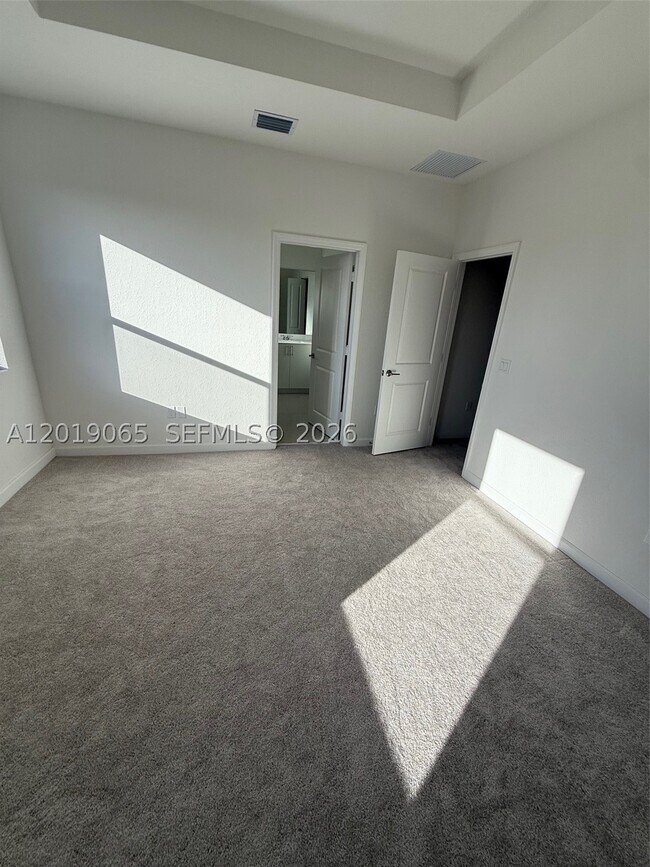 Building Photo - 4957 Oakmont Dr