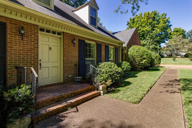 Building Photo - Huge Yard and Privacy, Right on Hillsboro Road at Fieldstone Farms!