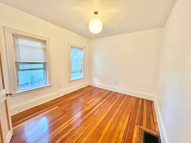 Building Photo - 18 Sherman St