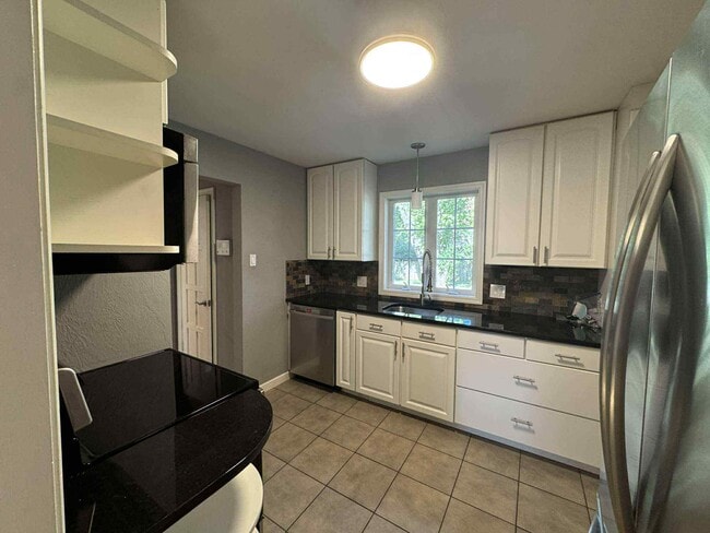 Primary Photo - 400 E 65th St