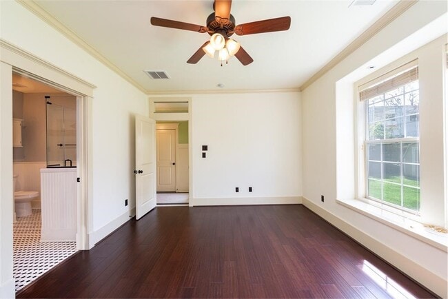 Building Photo - 722 E 25th St