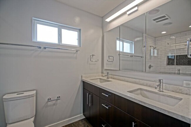 Building Photo - Beautifully Remodeled, Bright & Airy Home w/ Detached Bonus Room w/ Bath & 1-Car Garage, Front Ya...