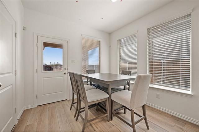 Building Photo - 1216 W Yarrow Ave