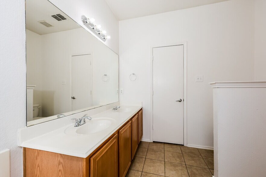 Building Photo - 10005 Blue Bell Dr