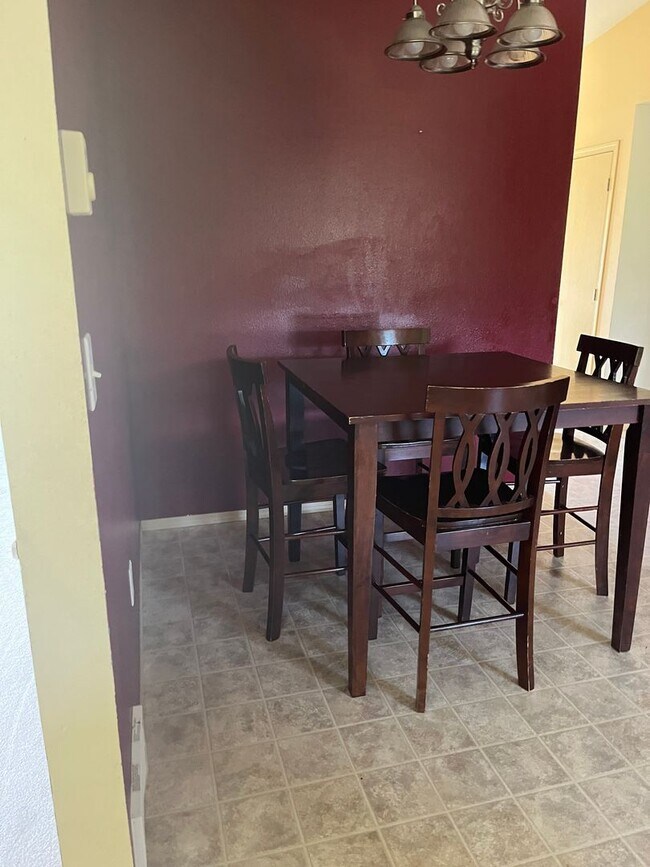 Building Photo - Large 3 bed/2 bath single family home