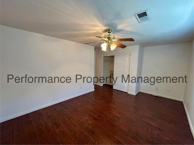 Building Photo - Stunning 5 Bed/3 Bath NW Bakersfield Home ...