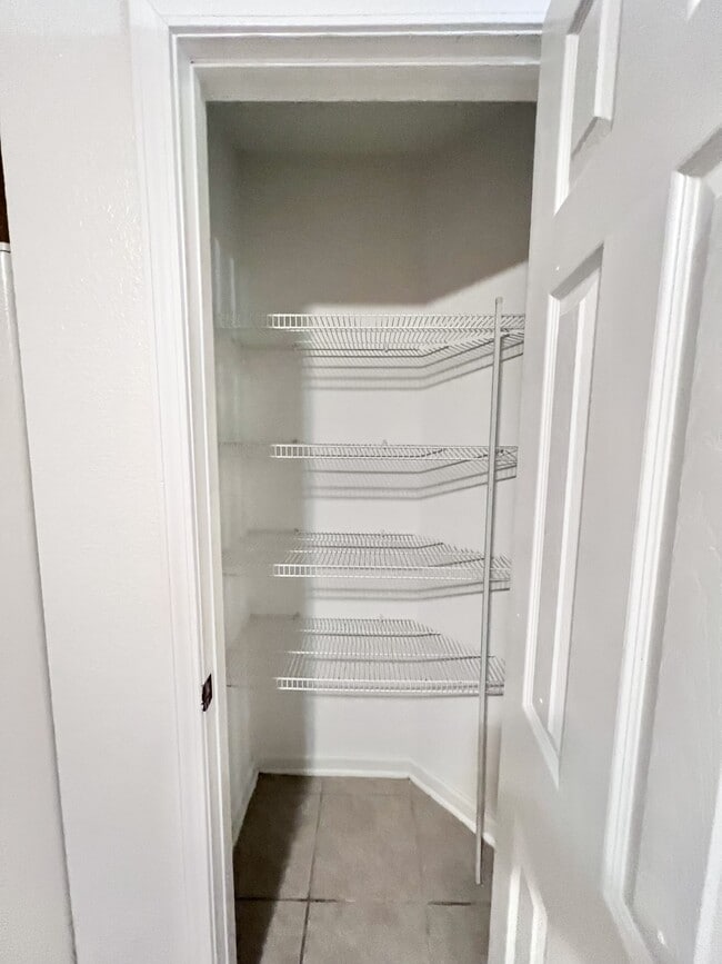 Building Photo - 302 Cherry Way