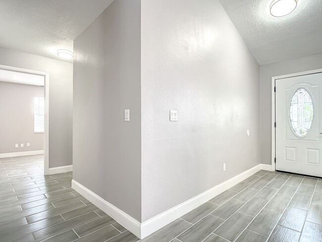 Building Photo - Beautiful 3 Bedroom, 2 Bath POOL Home with 2-Car Garage in the Heart of Hunters Creek!