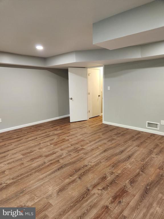 Building Photo - 8404 N Brook Ln