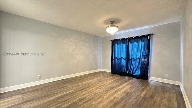 Building Photo - 566 SW 20th Ct