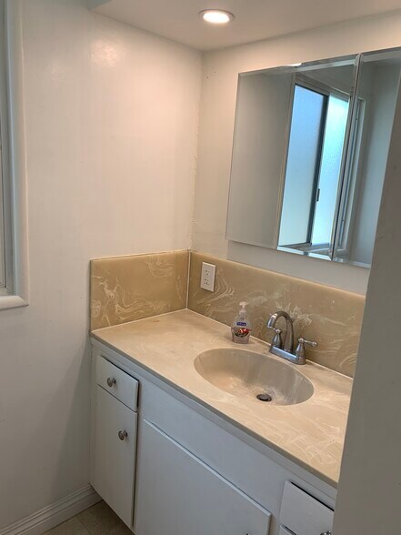Building Photo - 2122 W 183rd St