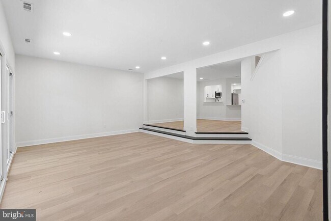 Building Photo - 911 Chanticleer