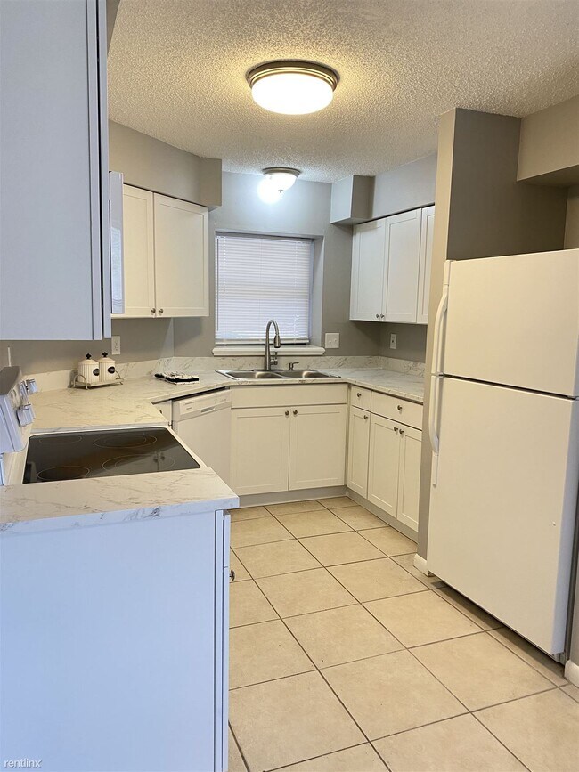 Building Photo - 3 br, 2 bath Duplex - 16A Brelyn Pl