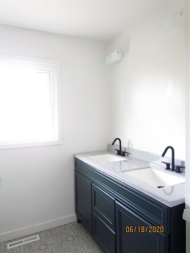 Building Photo - Roommate Needed for 3 Bed Home Close to Bo...