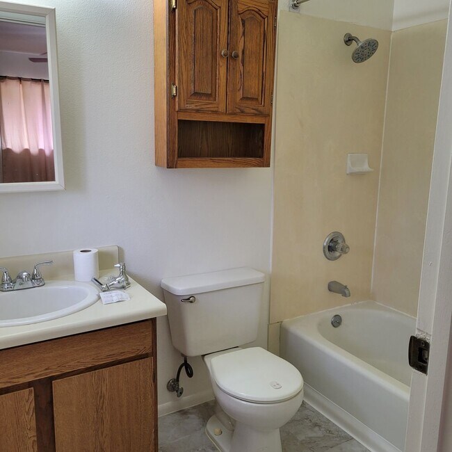 Building Photo - Kapahulu 3 bed, 2 bath single family home