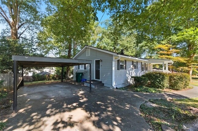 Building Photo - 1003 Valley Dr