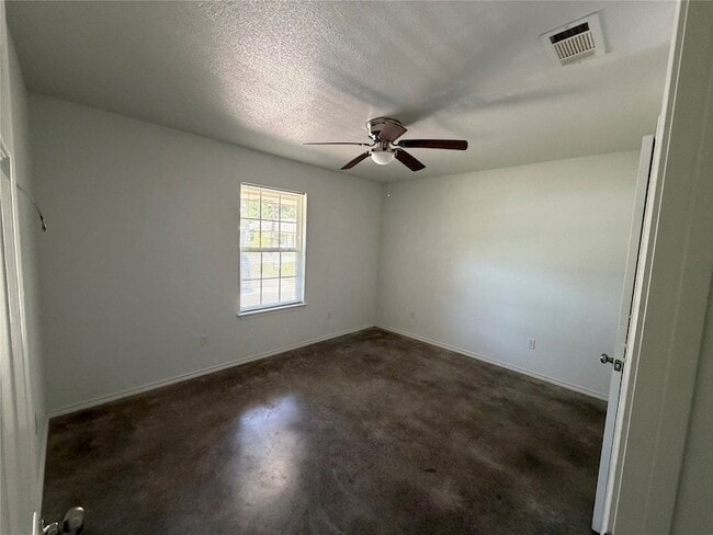 Building Photo - 712 Seven Oaks Rd