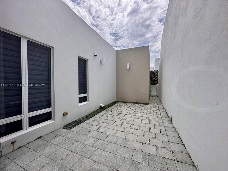 Building Photo - 6420 NW 104th Path