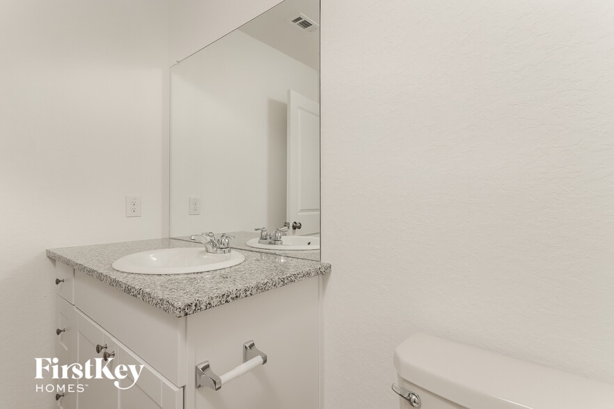 Building Photo - 10623 Vinateros Dr