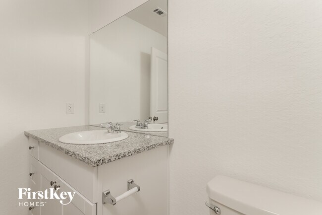 Building Photo - 10623 Vinateros Dr