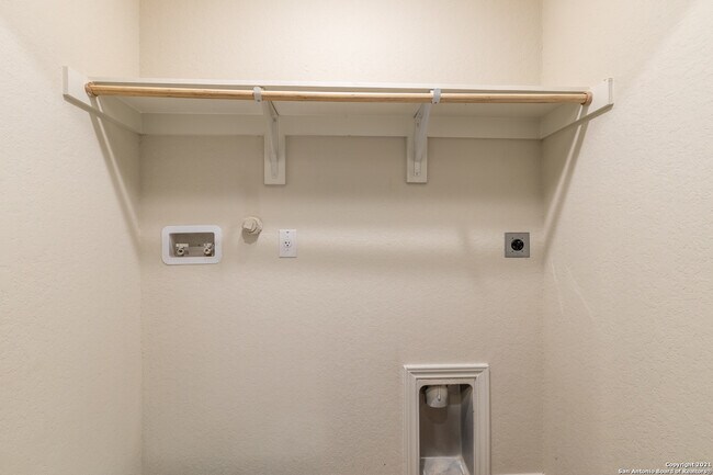 Building Photo - 10351 Lynwood Crk