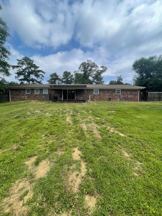 Building Photo - Waterfront Home!