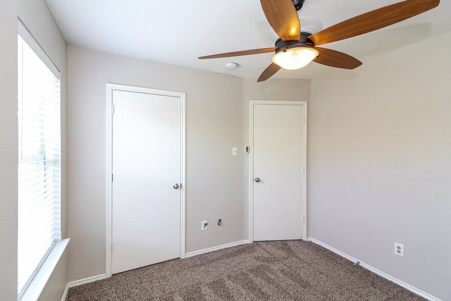 Building Photo - 1124 Sandalwood Dr