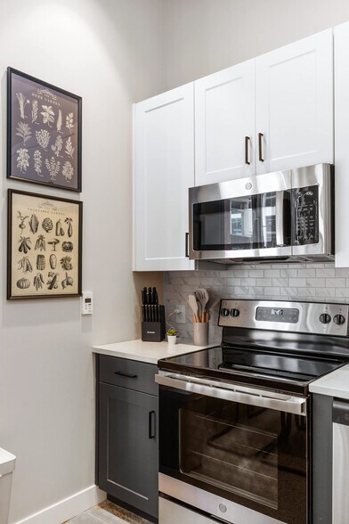 Building Photo - 205 W 4th St