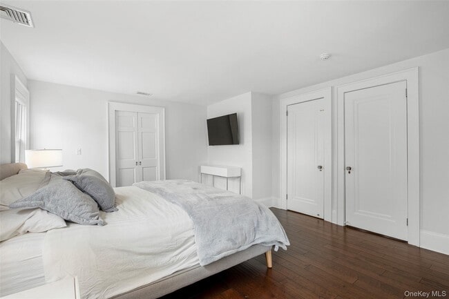 Building Photo - 225 Larchmont Ave