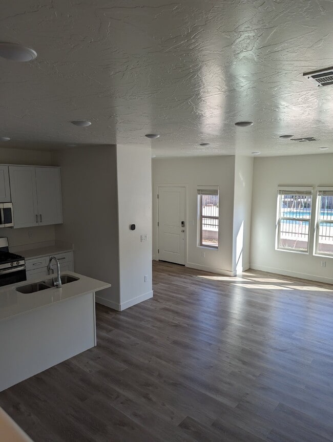Building Photo - Azalea Townhomes Poolside Living 3 Bed 2.5...