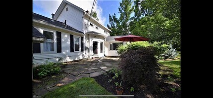 Building Photo - Stunning 3 bedroom home in Shaker Hts
