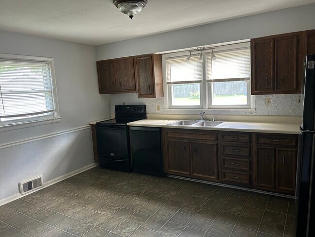 Large kitchen - 111 Franklin Ave