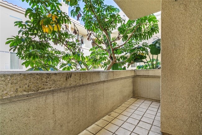 Building Photo - 16940 Chatsworth St