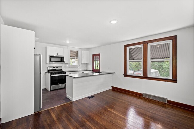 Building Photo - AVAILABLE MAY 1ST! GORGEOUS 3 BEDROOM IN CARNEGIE!!