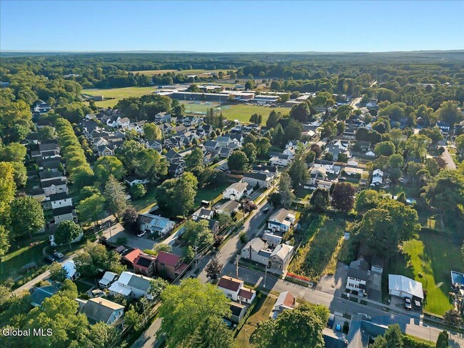 Building Photo - 138 Elm St