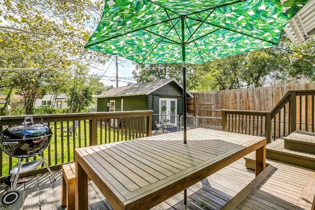Building Photo - Charming 2-Bed, 2-Bath Gem with Granite Co...