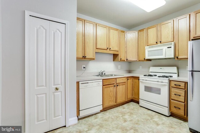 Building Photo - 2111 Ganton Green