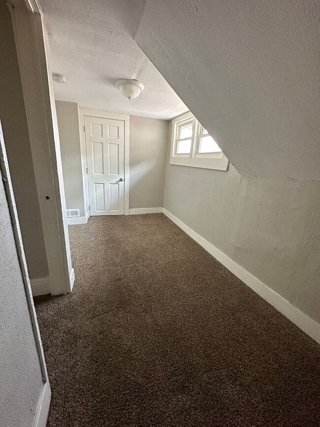 Building Photo - Multi Family Home 3 Bedroom and 1 Bath For...