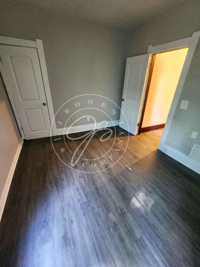 Building Photo - Very spacious lower 2 bedroom with separat...
