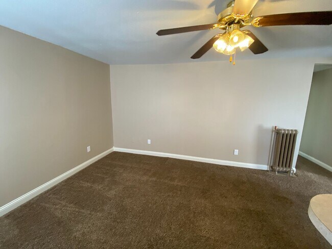 Building Photo - 236 E Dewald St