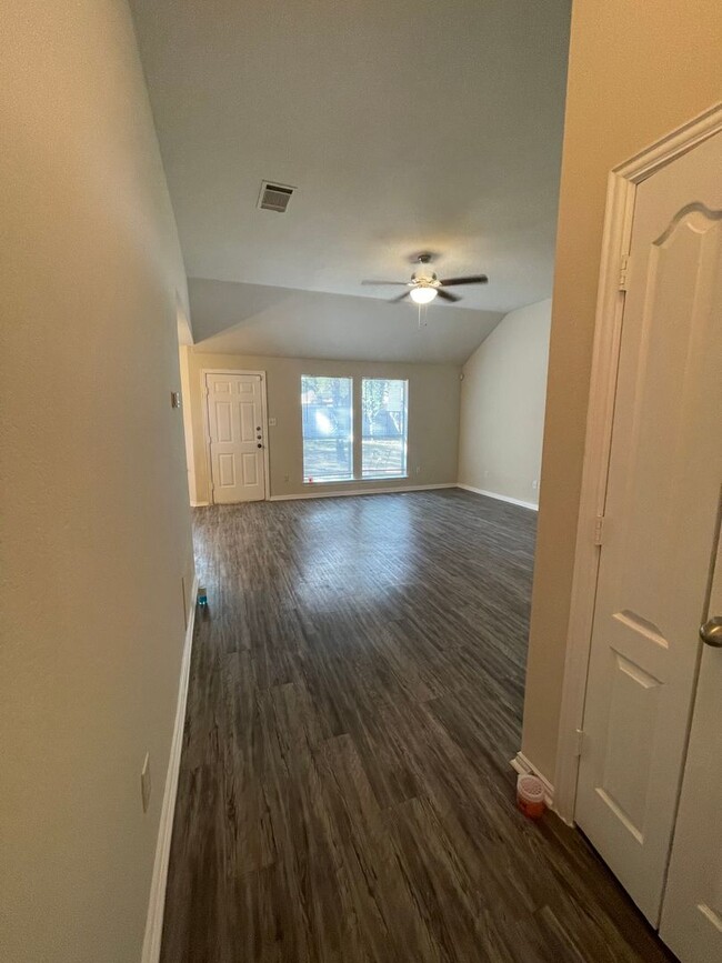 Building Photo - Brick 3 bedroom 2 bath 2 car garage Close ...