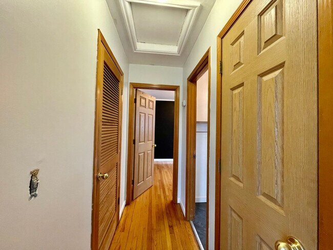 Building Photo - Cute Classic 1950s 2 Bd 1 Ba House + Bonus Room w/ Washer & Dryer, AC and Fenced Spacious Yard!